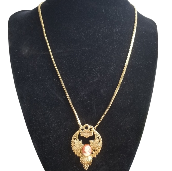 VINTAGE ORNATE GOLDTONED  CAMEO PENDANT NECKLACE - Picture 1 of 6